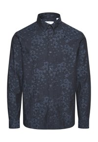 Cămașă lungă cu mâneci, de culoare albastru închis, cu un model floral subtil, guler cu nasturi, nasturi pe față și manșete cu un singur nasture.