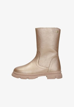 Metalen gouden enkelboot met een gestructureerde oppervlakte, elastische zijpanelen en een chunky rubberen zool. Glad afwerking en minimalistisch ontwerp.