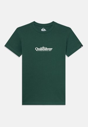 Grünes Baumwoll-T-Shirt mit kurzen Ärmeln, Rundhalsausschnitt und einem weißen Logo auf der Brust. Der Stoff hat eine glatte Textur.