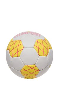 Fotboll, vit med ett mönster av gula och rosa diamanter, tillverkad av syntetiskt material, med en texturerad yta och varumärkeslogotyp.