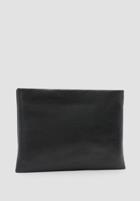 Zwarte leren clutch met een gladde textuur en een rechthoekige vorm. Geen zichtbare hardware of versieringen, met een minimalistisch ontwerp.