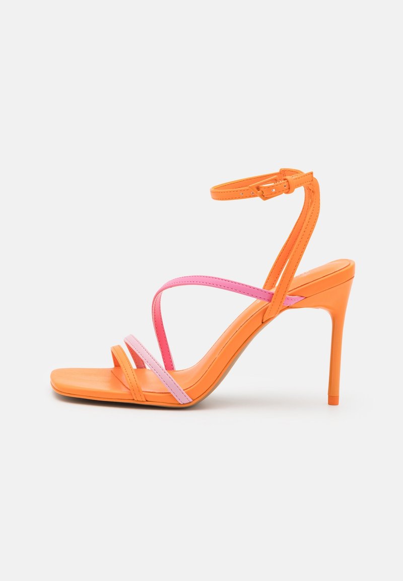 Sandale à talons hauts orange avec des sangles roses, design à bout ouvert, bride de cheville et texture en cuir lisse. Semelle carrée.
