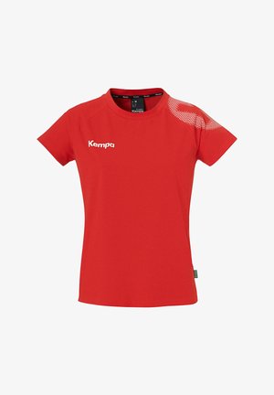 Rød kortærmet t-shirt lavet af bomuld, med rund halsudskæring, logo på venstre bryst og et mønstret detalje på højre skulder.