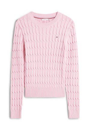Suéter rosa de punto con diseño texturizado de trenzas, cuello redondo y puños y dobladillo acanalados. Cuenta con un pequeño logo en el frente.