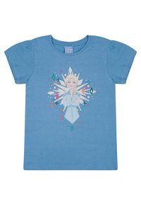 Camiseta de manga corta azul claro con un diseño impreso de un personaje con una trenza, rodeado de formas de copos de nieve y gemas.