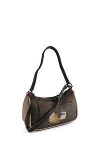 Braune Lederhandtasche mit geschwungener Form, ausgestattet mit einer vorderen Reißverschlusstasche, gemusterten Akzenten und einem einzelnen Schulterriemen. Rote Reißverschlusstasche.