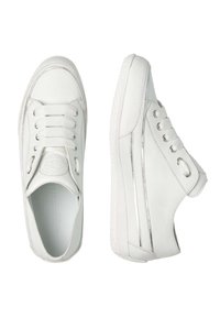 Sneaker bianche in materiale sintetico liscio, punta tondeggiante, chiusura con lacci davanti e striscia argentata lungo il lato. Suola in gomma piatta.
