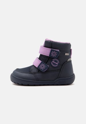 Botte d'hiver pour enfant noire et violette avec deux sangles réglables et un motif flocon de neige sur le côté.