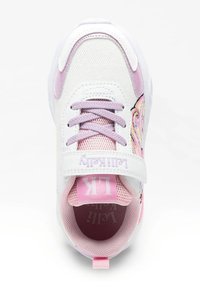 Sneaker bianco con accenti rosa, materiali in rete e sintetici, lacci, una fascia in velcro e un design colorato di farfalla sul lato.