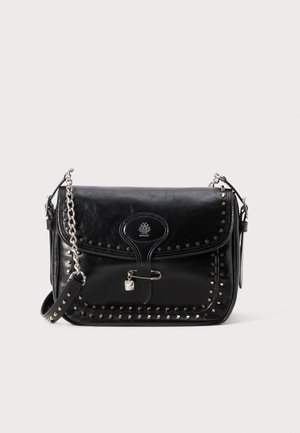 Sac en bandoulière en cuir noir avec fermeture à rabat, accents de studs argentés, chaîne en bandoulière et détail de serrure décoratif.