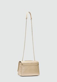 Beige læder crossbody taske med kædesti, kompakt rektangulær form, glat tekstur og omslagslukning.