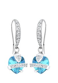Ohrringe aus Silber mit blauen, herzförmigen Kristallen, akzentuiert durch ein gebogenes Silberband und kleine klare Strasssteine am Haken.