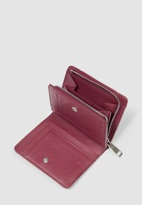 Cartera de cuero burdeos con un compartimento con cremallera, múltiples ranuras para tarjetas y cierre con botón a presión. Textura suave y diseño elegante.