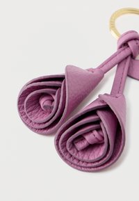 Μωβ δερμάτινο μπρελόκ με δύο τυλιγμένα πέταλα με υφή και χρυσό μεταλλικό δαχτυλίδι σύνδεσης.