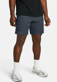 Under Armour UNSTOPPABLE - Pantalones montañeros cortos - downpour gray