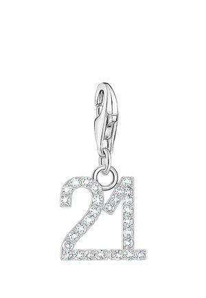 Silberner Anhänger mit der Zahl "21", besetzt mit klaren Kristallen. Der Anhänger verfügt über einen Karabinerverschluss zur Befestigung und eine glatte Oberfläche.