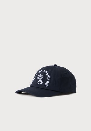 Μαύρο καπέλο baseball με λευκό κεντητό κείμενο "AUTHENTIC" και γραφικό ήλιου και προσώπου στο μπροστινό πάνελ, σε ένα απλό ανοιχτό φόντο.