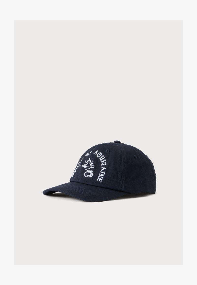 Μαύρο καπέλο baseball με λευκό κεντητό κείμενο "AUTHENTIC" και γραφικό ήλιου και προσώπου στο μπροστινό πάνελ, σε ένα απλό ανοιχτό φόντο.