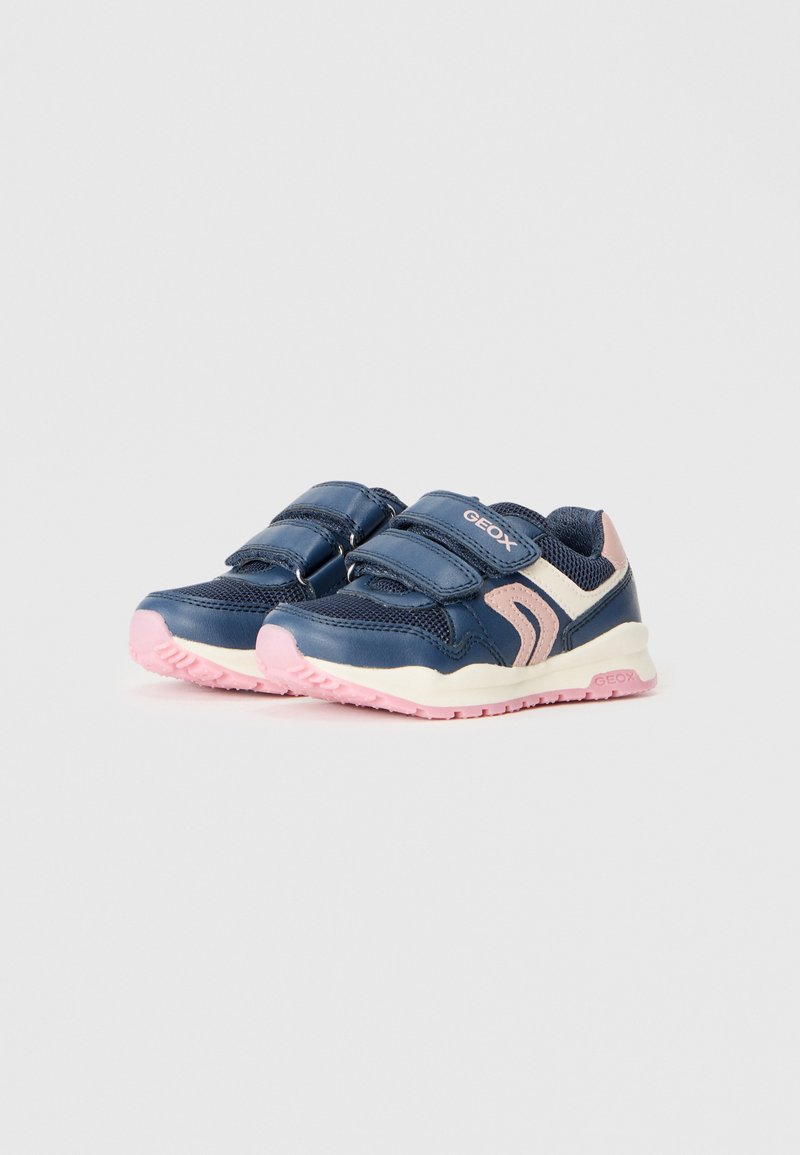 Baskets bleues et roses avec tissu en maille et superpositions synthétiques. Dotées de deux bandes Velcro et d'une semelle texturée pour une meilleure adhérence. Logo affiché.