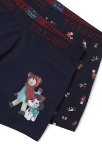 Tengernyi kék pamut boxer alsónadrág. Az egyik oldalán egy medve és kutya grafikával, a bélésén pedig egy játékos állatmintával. Rugalmas derékpánt.