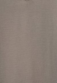 Pevná svetlohnedá látka s jemnou tkanou textúrou a mierne viditeľnými záhybmi po celej ploche.