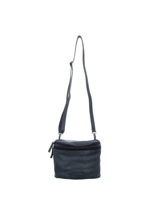 Schwarze Leder-Umhängetasche mit verstellbarem Riemen und zwei Reißverschlussfächern, auf weißem Hintergrund isoliert.