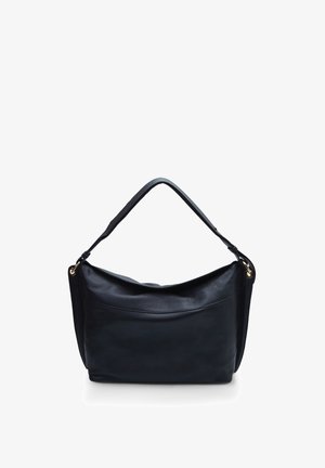Sac à épaule en cuir noir avec un dessus arrondi et une base plate. Il présente une texture lisse et une seule sangle adjustable agrémentée de accessoires en doré.