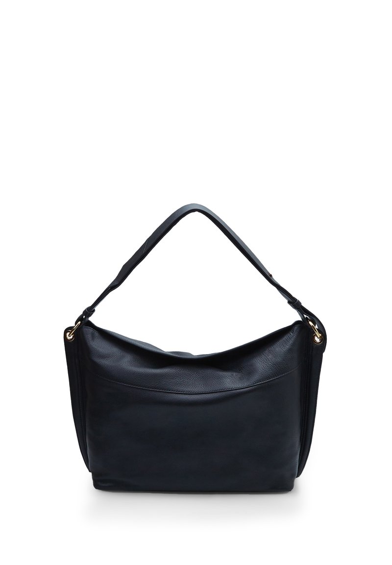 Sort læder skuldertaske med en buet top og flad bund. Har en glat overflade og en enkelt justerbar rem med guldfarvede detaljer.