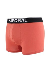Boxers pour hommes KAPORAL en orange avec une ceinture élastique noire. Tissu lisse, coupe ajustée, longueur intermédiaire, sans motifs visibles.