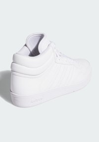 Bijeli visoki tenisice s glatkom kožom, teksturiranim detaljima i ravnim gumenim potplatom s markiranom etiketom straga.