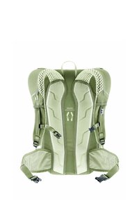 Mochila verde con correas de malla, diseño ergonómico, panel trasero acolchado y hebillas ajustables. Presenta el logo de la marca "Deuter Airstripes."