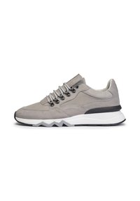 Sneaker grigio realizzato con materiali lisci e testurizzati, dotato di una suola nera, lacci pronunciati e un motivo a zigzag sulla suola.