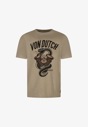 T-shirt en coton beige présentant un graphique central d'un serpent et d'un moteur de moto avec le texte "VON DUTCH" en gras avec des accents noirs et rouges.