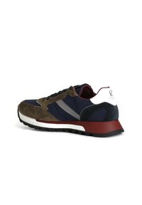 Suède en textiel sneaker in bruin, marineblauw en grijs, met een witte hiel, grijze streep en kastanjebruine zool. Vetersluiting, rubberen buitenzool.