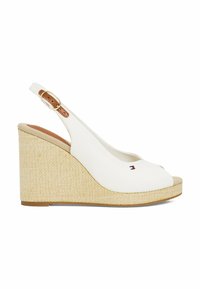 Sandalias de cuña de lona blanca con diseño de punta descubierta, tacón envuelto en yute y una correa de cuero marrón en el tobillo asegurada con una hebilla dorada.