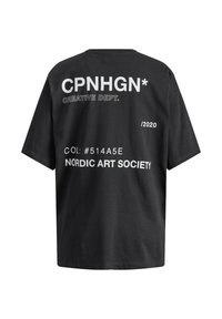 Sort bomulds T-shirt med stort hvidt tekst, inklusiv "CPNHGN", "CREATIVE DEPT." og "NORDIC ART SOCIETY," i en afslappet pasform.
