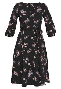 Svart blommig klänning med trekvarts puffärmar, med rosa blommor och mönster av gyllene fåglar, markerad midja med knytbart bälte.