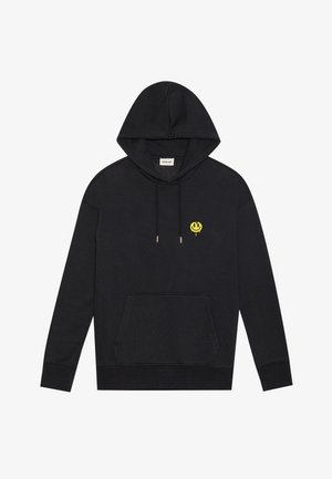 Juodas megztinis su kišene priekyje ir raišteliais, su maža geltona lašančia šypsenėlės logotipu kairėje krūtinės pusėje.