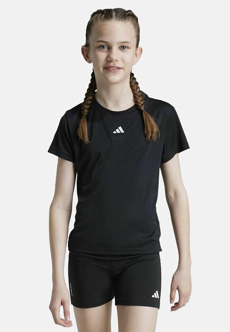 Schwarzes Sportshirt mit kurzen Ärmeln und rundem Halsausschnitt, mit einem weißen Adidas-Logo. Kombiniert mit schwarzen Shorts.
