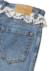 Jeans din denim albastru cu buzunar din spate, margine din dantelă albă la talie și etichetă de marcă maro "Molo" cusută deasupra buzunarului.