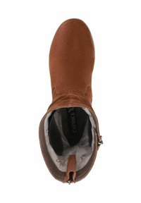 Bota de tobillo de ante marrón con puntera redondeada, cremallera lateral y forro suave. Presenta un eje ligeramente cónico y una parte superior texturizada.