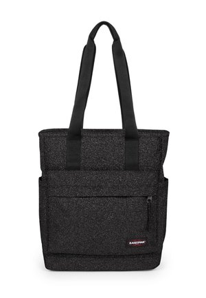 Sort Eastpak tote taske med to lange håndtag, en lynlåslomme foran og et tekstureret stofdesign på hvid baggrund.