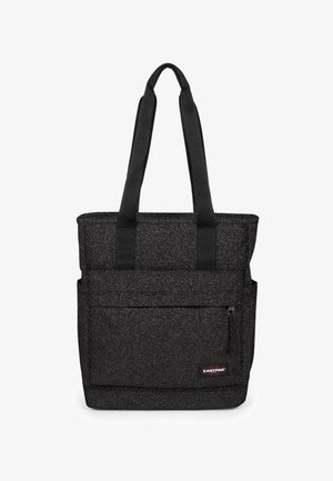 Czarna torba typu tote marki Eastpak z dwoma długimi uchwytami, przednią kieszenią na zamek i teksturowanym wzorem materiału na białym tle.