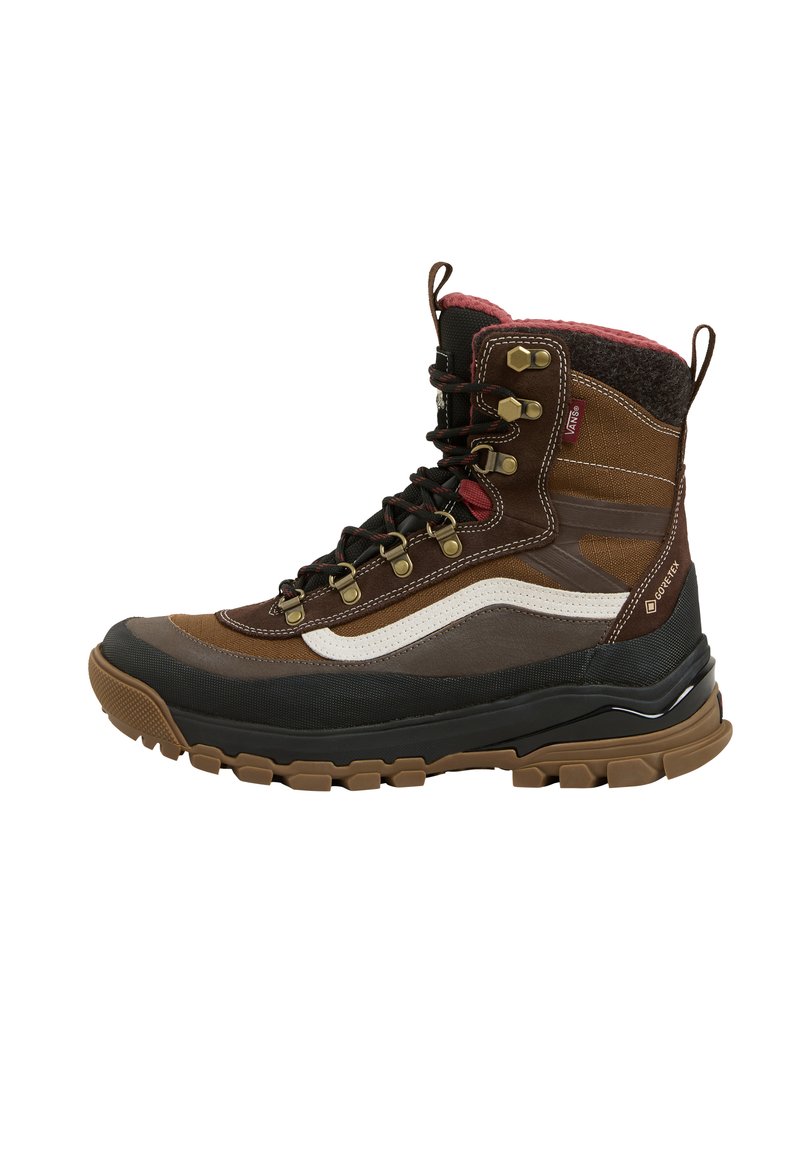 Stivali da trekking marroni e neri con suola in gomma, occhielli in metallo, striscia bianca laterale, rivestimento interno rosso e etichetta in tessuto Gore-Tex.