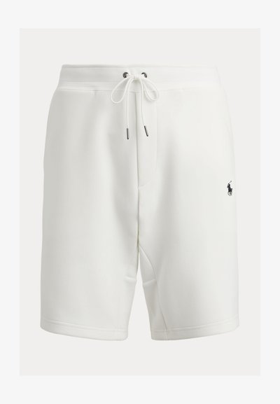 Hvite bomullsshorts med elastisk midje, snøring, sidelommer og en liten svart logo på nedre venstre side.