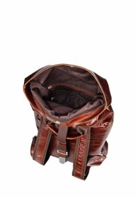 Bruine leren rugzak met een textuur oppervlak, voorzien van een brede opening, donkerbruin stoffen interieur, verstelbare straps en zilveren hardware.