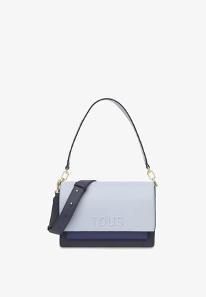 Bolso de hombro de cuero en tonos azules con correa ajustable, cierre de solapa y logo "TOUS" en relieve en el frente.
