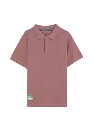 Camisa polo de manga corta en color malva con dos botones y un pequeño parche rectangular cerca del dobladillo inferior sobre un fondo blanco.