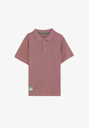 Polo à manches courtes mauve avec deux boutons et un petit patch rectangulaire près de l'ourlet inférieur sur fond blanc.