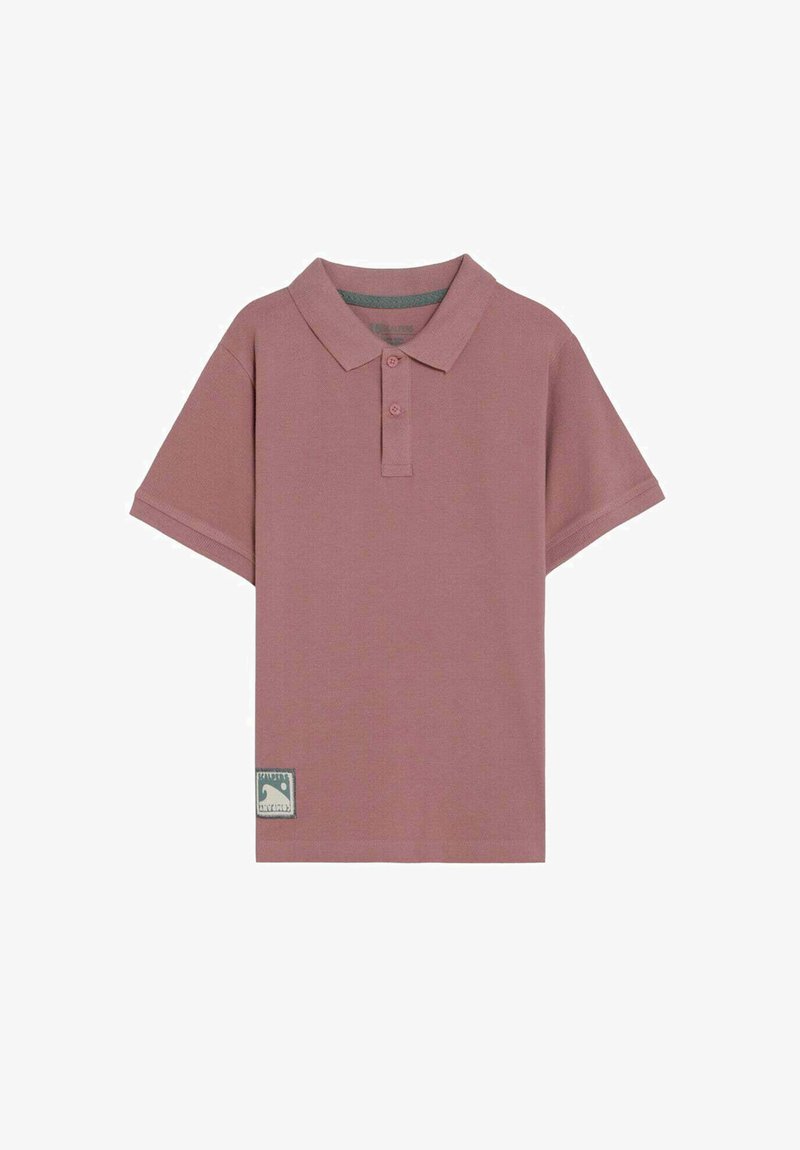 Polo à manches courtes mauve avec deux boutons et un petit patch rectangulaire près de l'ourlet inférieur sur fond blanc.
